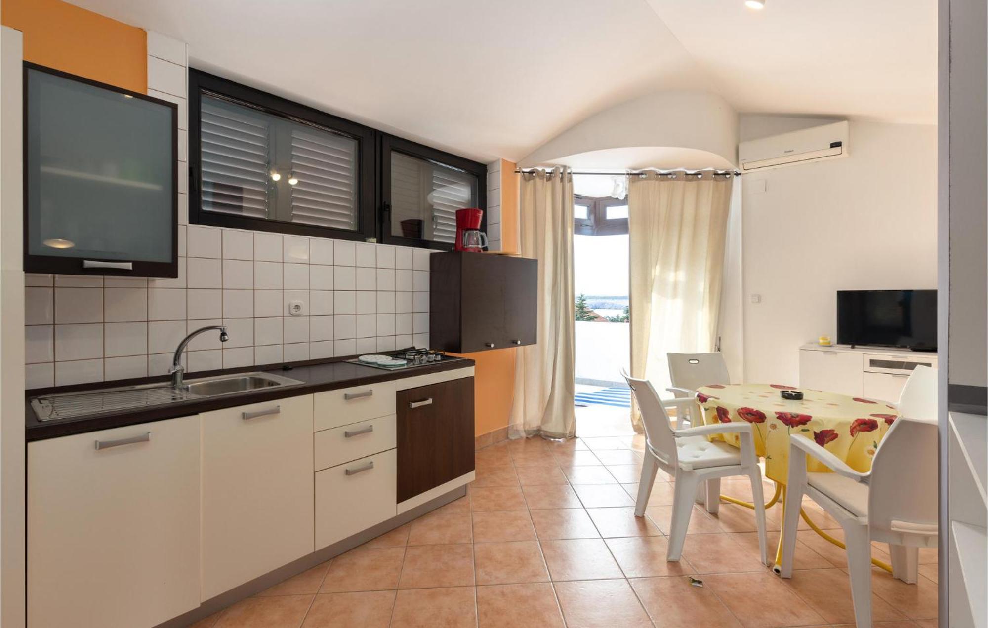 1 Bedroom Cozy Apartment In Jadranovo Luaran gambar